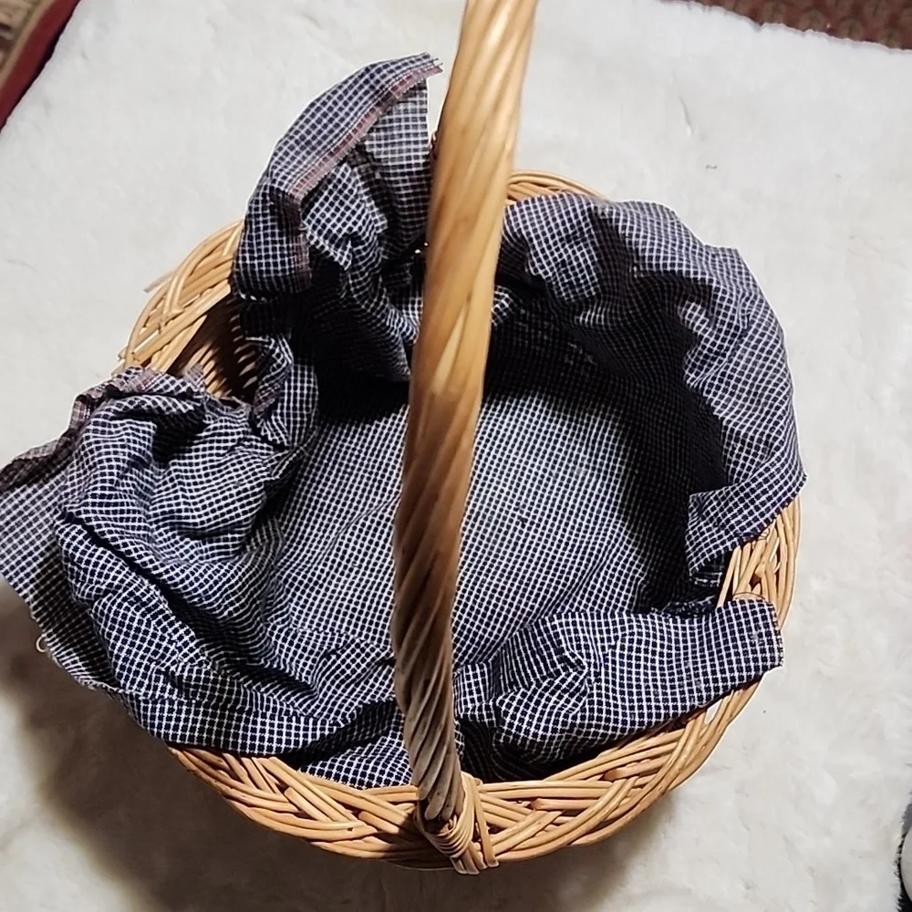 Wicker Basket with Blue Checkered Cloth.  SEE PHOTOS !! - Picture 3 of 7